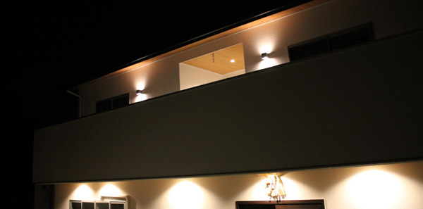 2階も軒天を照らすようにライトを配置。