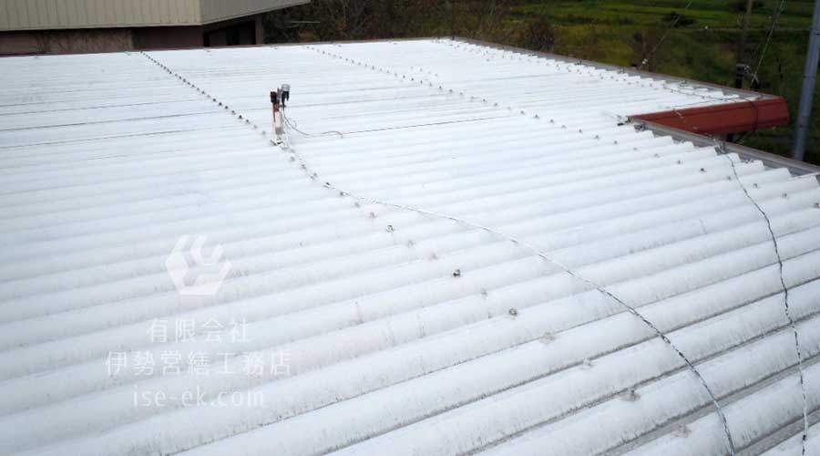 腐食部分を完全に覆う新しいトタン屋根の重ね張り