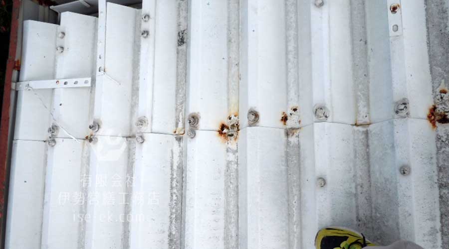 トタンが重なる部分に集中している腐食穴