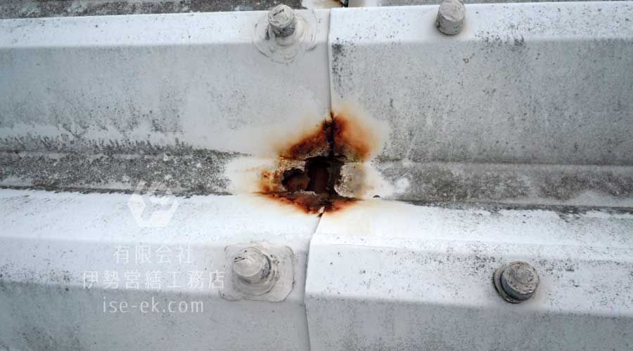 一部に空いた大きな雨漏り穴のクローズアップ