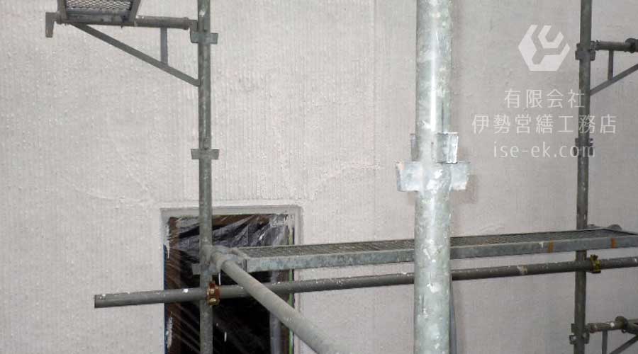 清掃後に壁の柄に合わせてコーキングを塗り重ねる作業の様子