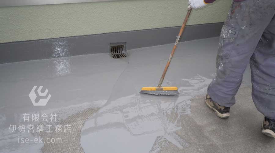 均等にならすようにたっぷりと塗られたトップコート