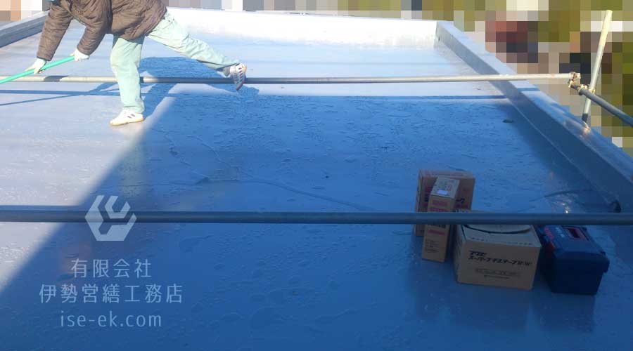 防水塗装を施し、雨粒を弾くようになった屋上