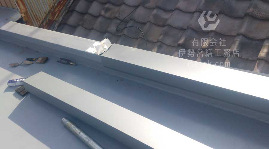 防水工事を終え、きれいに仕上がったパラペット（屋上立ち上がり部分）