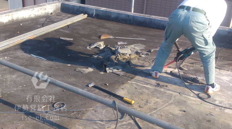 剥がれた古い防水層とコーキング材の跡