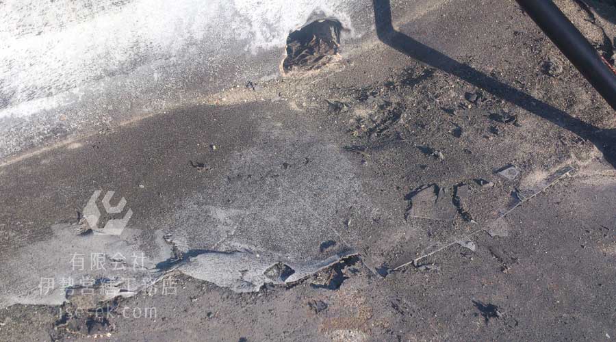 激しく損傷した防水層の排水溝周り