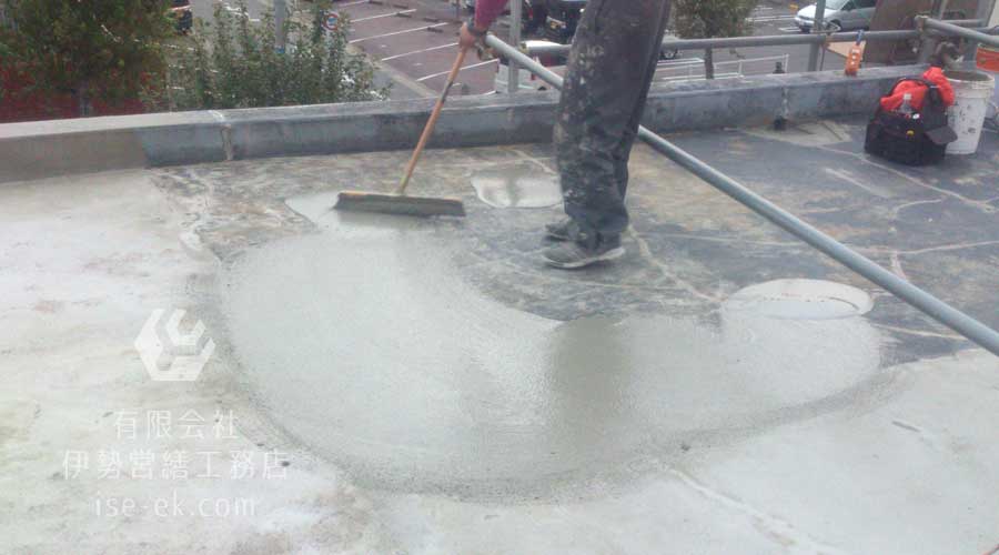 古い防水層剥離後、清掃・プライマー塗布をしてモルタルを流し込む様子