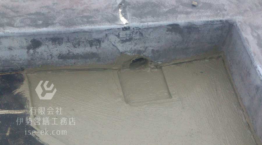 排水口周りに念入りにモルタルを塗り込む作業