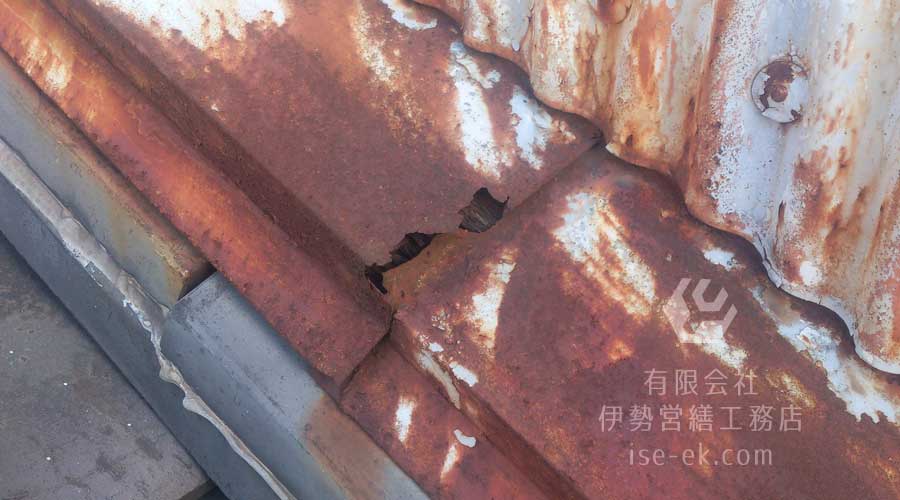 錆びによって大きな穴が空き雨漏りが発生している水切り
