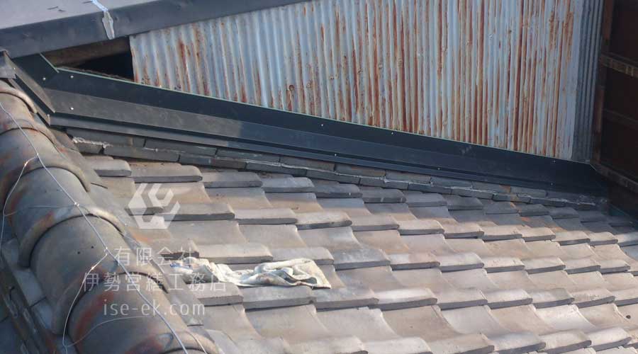 新しいトタン水切りを設置している作業中の様子