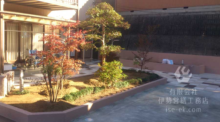 バリアフリー化が完了し、水道が車椅子に合わせて下げられたタイル張りの庭