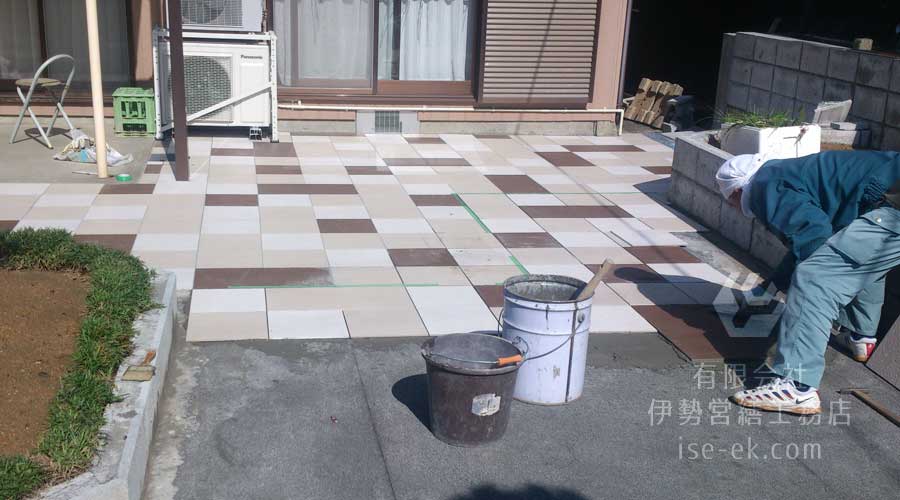 一枚ずつ丁寧にタイルを張っていく様子