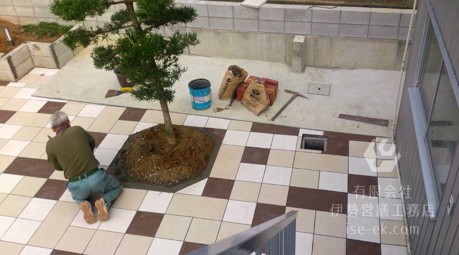植木の大きさに合わせてタイルをカットしデザインを整える