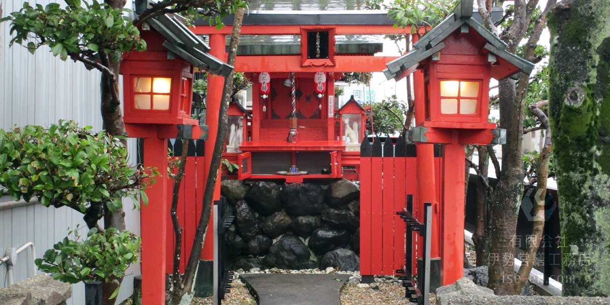 倒壊の恐れがある神社の鳥居を交換。