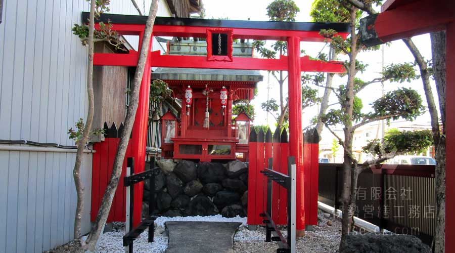 交換が完了した新しい鳥居