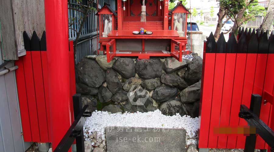 塗装された板玉垣