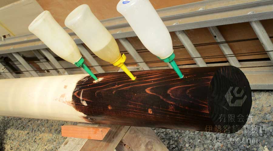 根焼きを入れ、防腐・防蟻剤を注入する作業