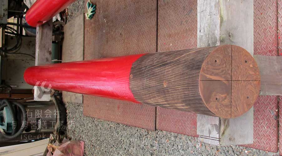 朱色に塗装し、銅板を巻く作業