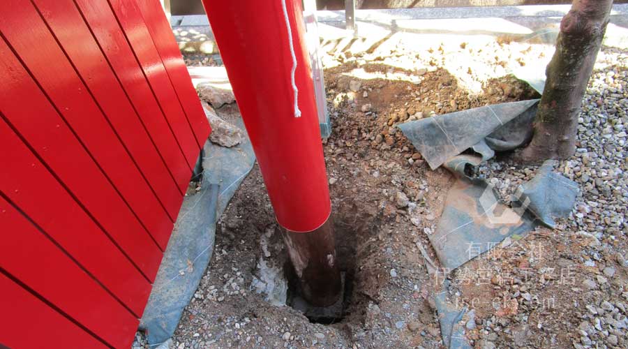 沓石(くついし)を入れ鳥居を安定させる作業