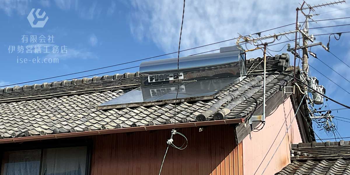 老朽化し、屋根の上に設置された太陽熱温水器