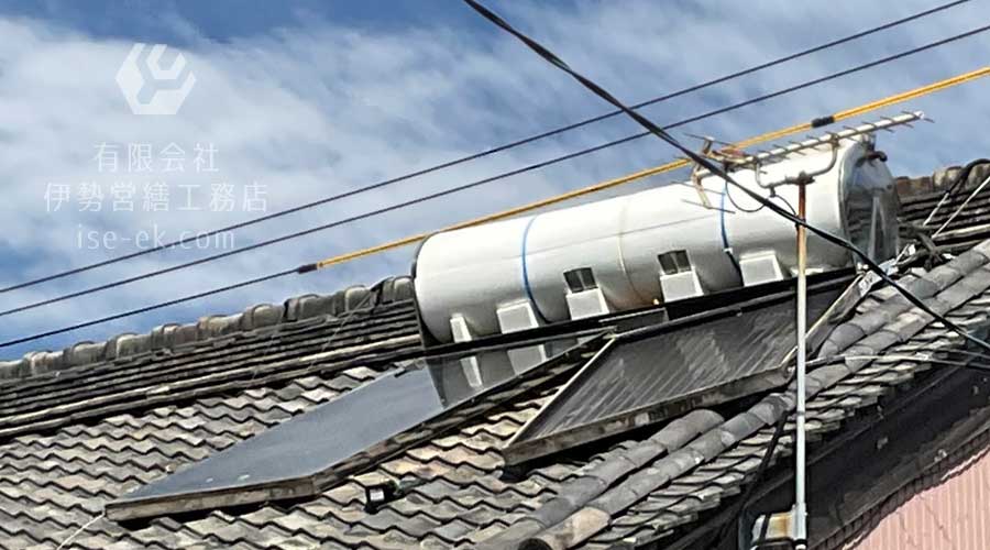 太陽熱温水器を解体し、一つずつ下ろす作業