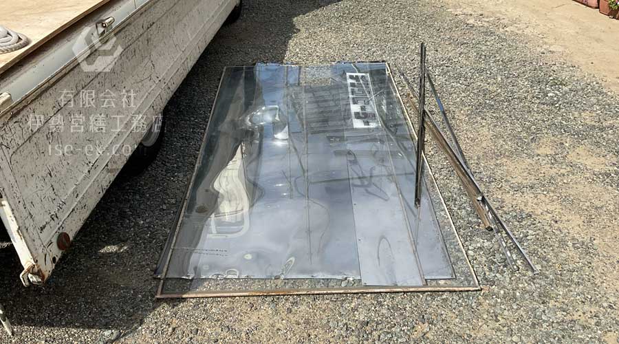 最も重く危険な強化ガラス部分の解体