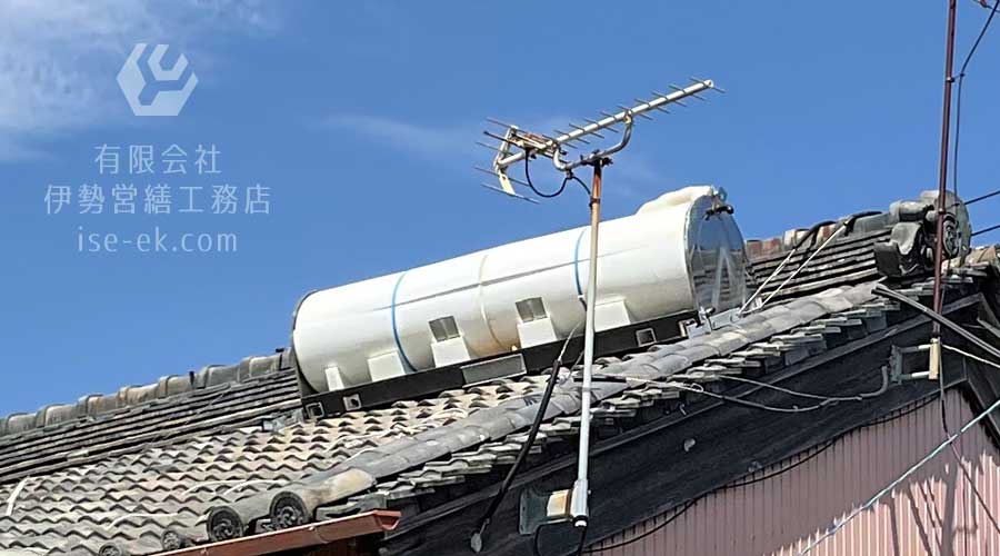 最後に温水タンクを下ろす作業