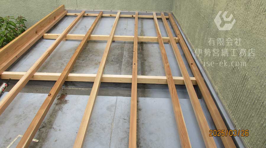 屋根の勾配を作るための下地材を張る作業