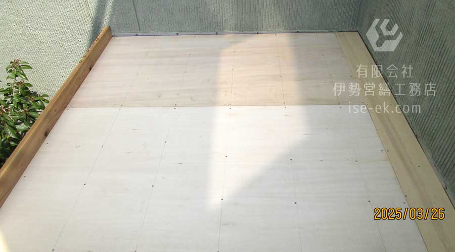 木下地の上に野地板を張る作業