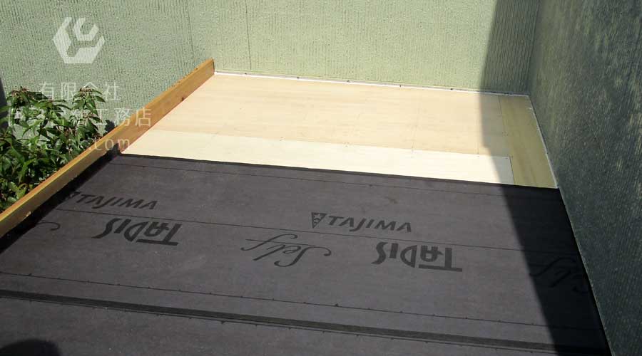 防水性を高めるルーフィングシートを張る作業