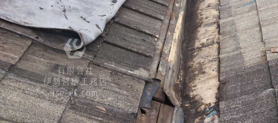 棟瓦の漆喰補修作業