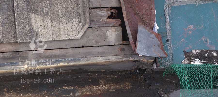 雨漏りが激しい店舗のセメント瓦屋根と錆びた雨樋の施工前