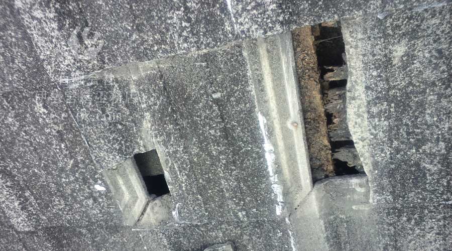 清掃後のセメント瓦屋根の破損状況:広範囲にわたる瓦の割れ