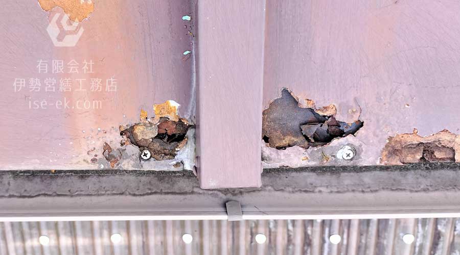 紫外線と雨水で塗装が剥がれ錆びたトタン屋根