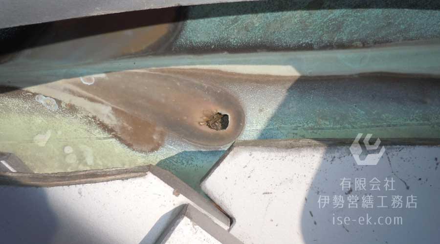 雨水で腐食し穴が開いた銅板の谷樋