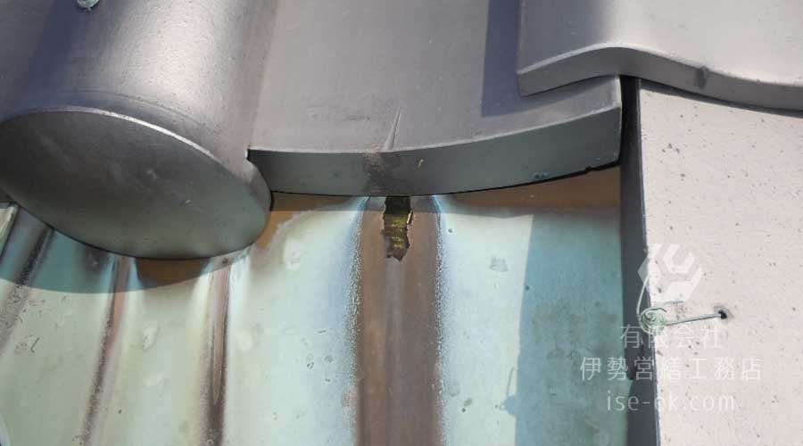 ひび割れと剥がれが見られる冠瓦の漆喰