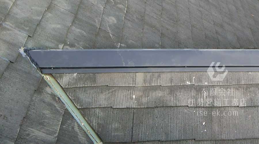 ビス止めで強固に固定された棟板金