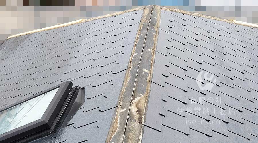 古い下地材を慎重に剥がす作業