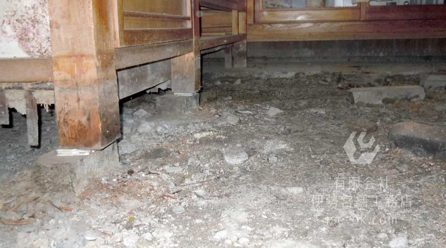 浸水被害を受けた床下の様子。布基礎とベタ基礎が混在