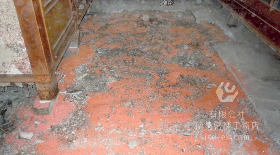 床下に防蟻剤をまく作業