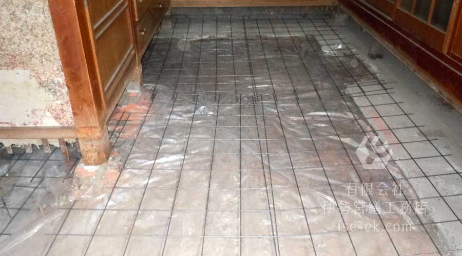 土間に防湿シートを貼る作業