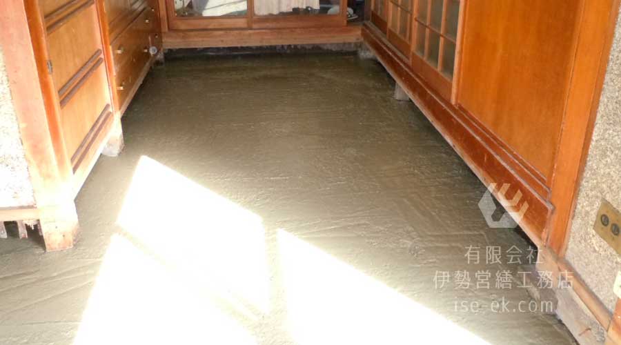 コンクリートを流し込む作業