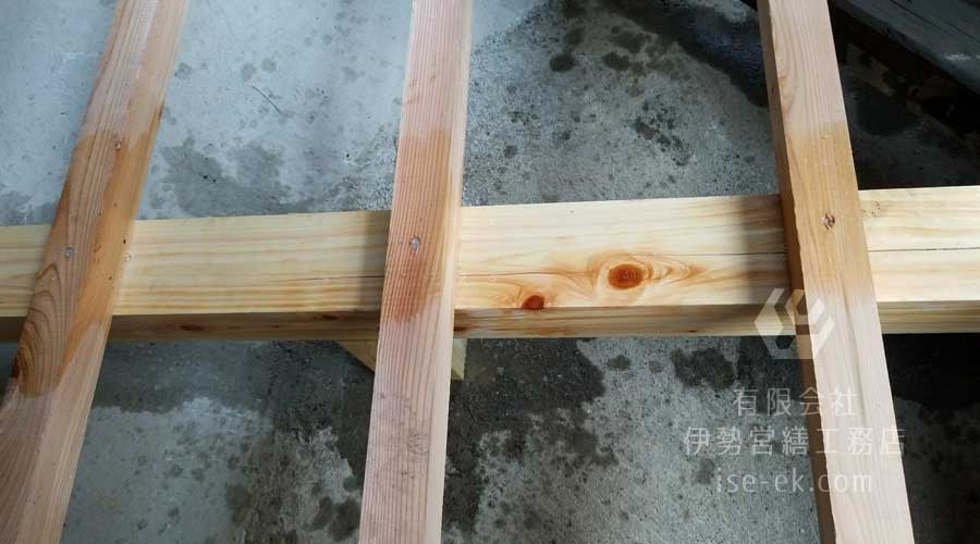 床束、大引、根太を施工する作業