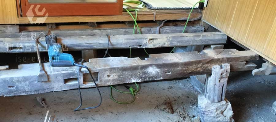 シロアリ被害で劣化した床材