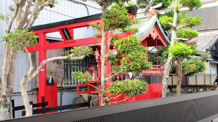 伊勢市河崎町の稲荷神社の鳥居など新しいものに交換しました。