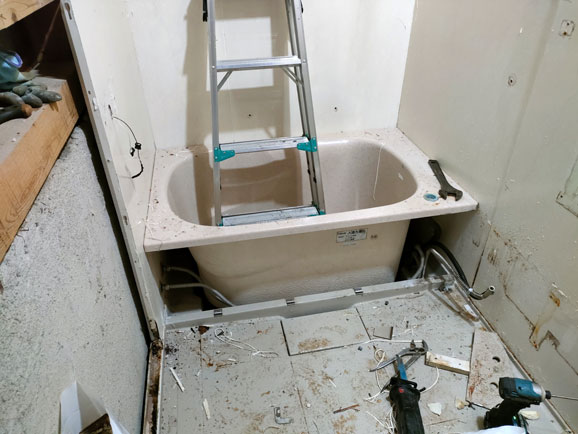 伊勢市常磐町の住宅リフォーム工事 ユニットバス解体作業