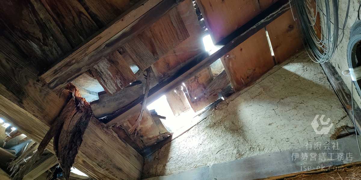 雨漏りにより天井にできた大きなシミや壁の腐食の様子