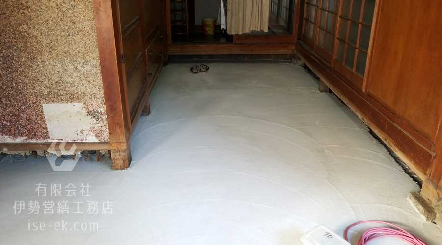 布基礎の土に防湿シートを敷き、コンクリートを流し込む工事