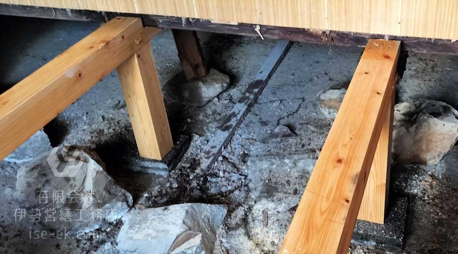 床下の柱に防蟻・防腐剤をハケで丁寧に塗布する作業