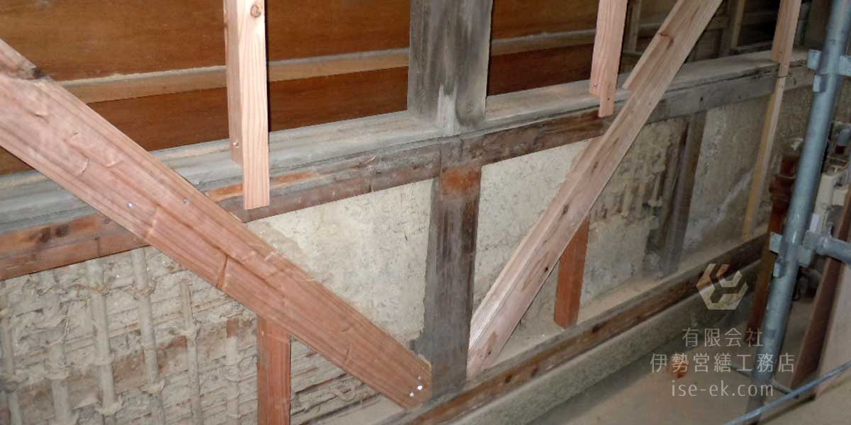 筋交いや金物で補強された木造住宅の壁の内部